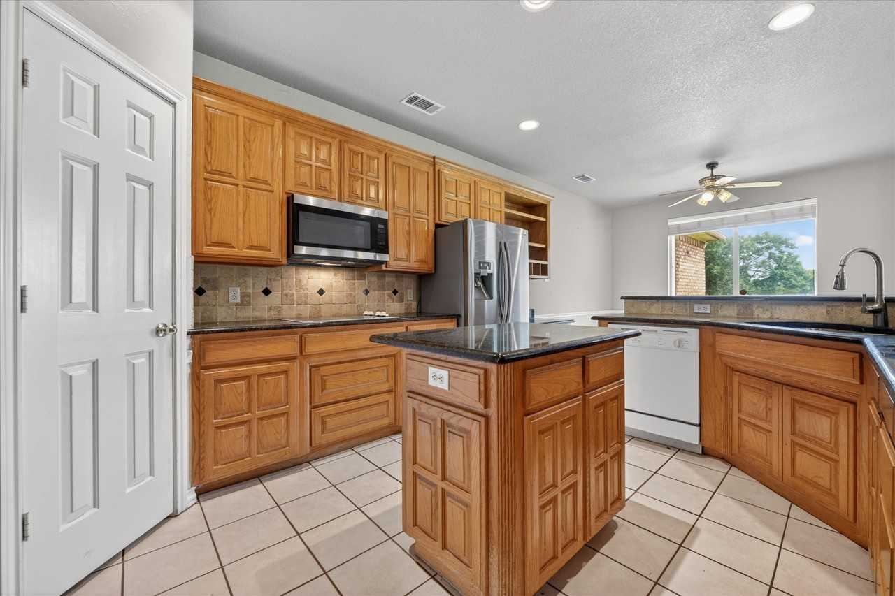 914 Dove Creek Trl - Photo 5 of 27