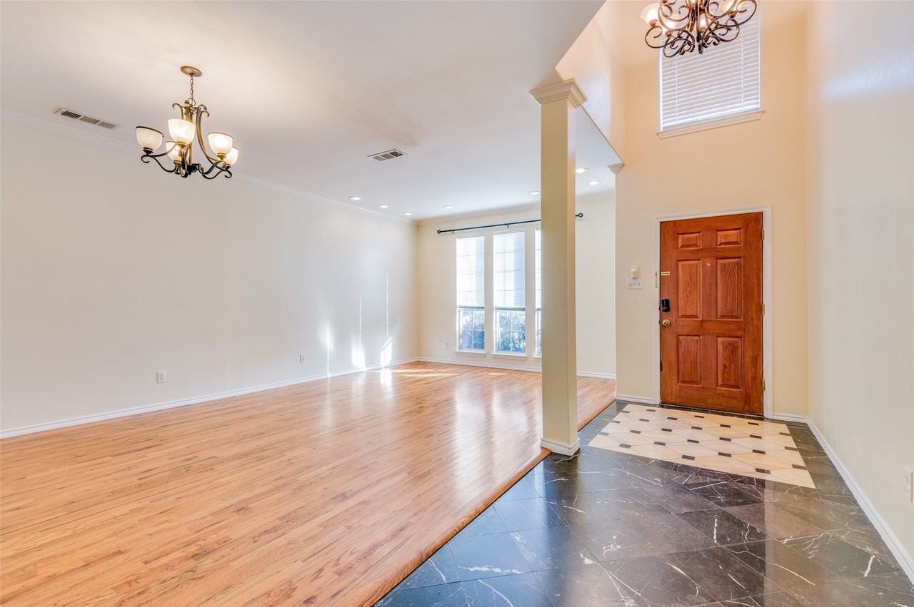 911 Harwood Ct - Photo 2 of 25