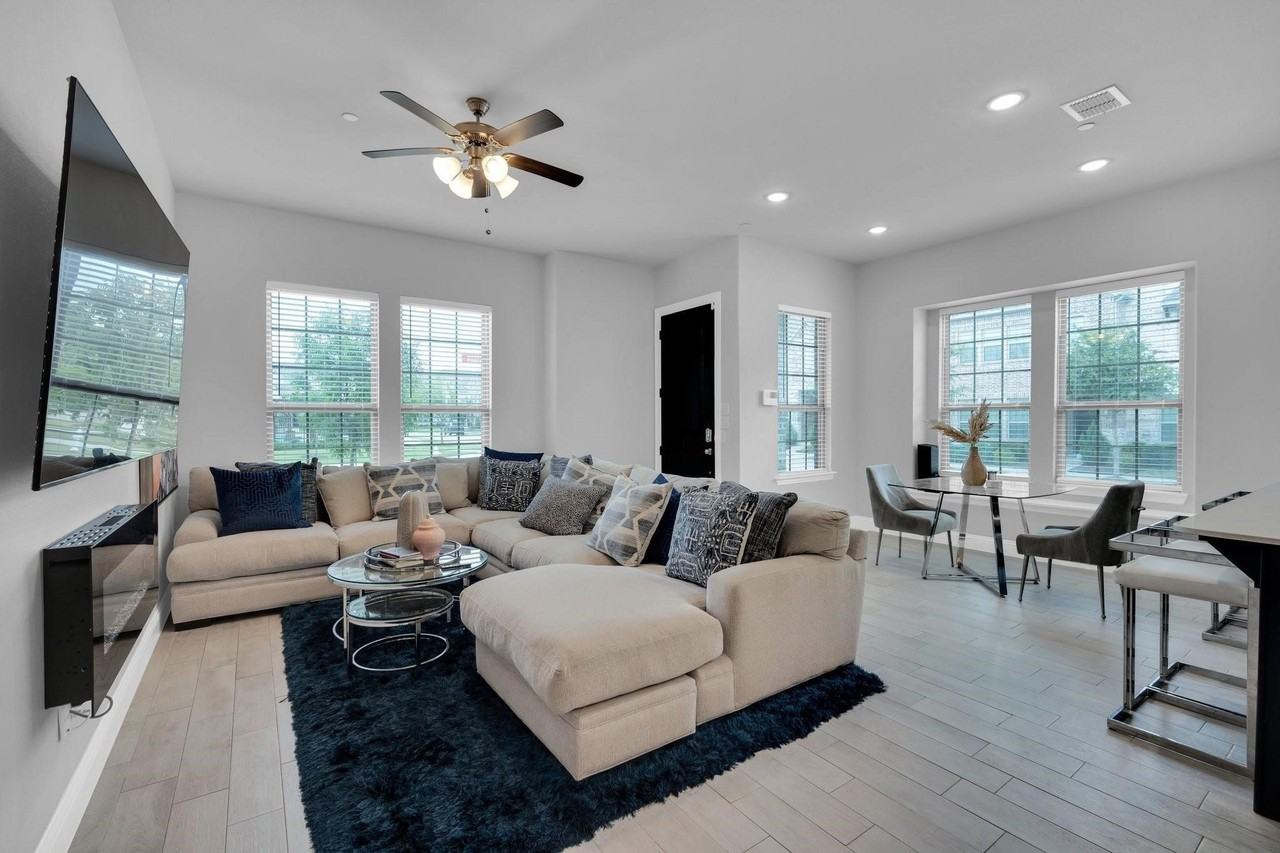 1498 Weston Rd - Photo 3 of 24