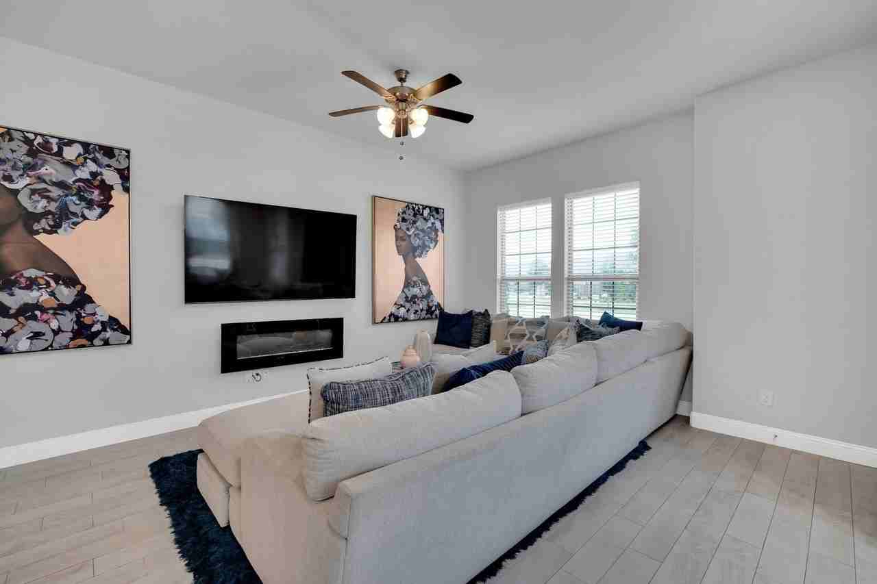 1498 Weston Rd - Photo 5 of 24