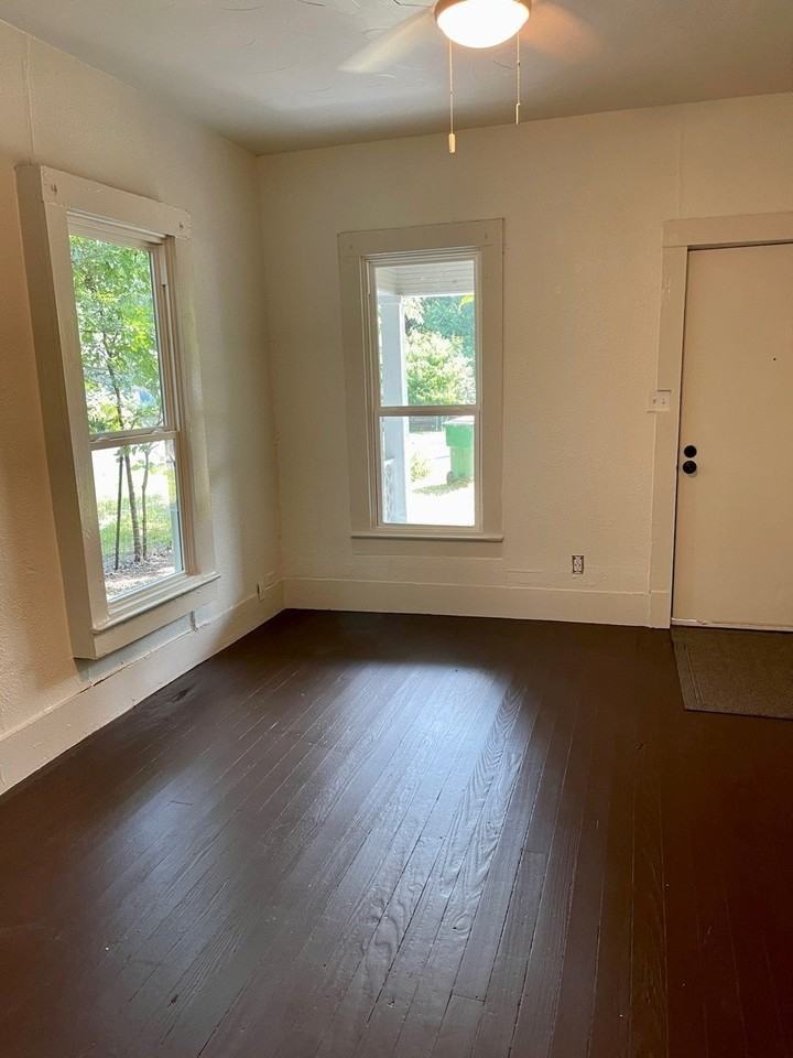 1020 N Clinton St - Photo 3 of 13