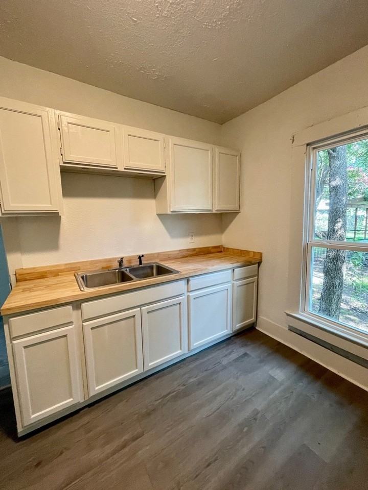1020 N Clinton St - Photo 4 of 13