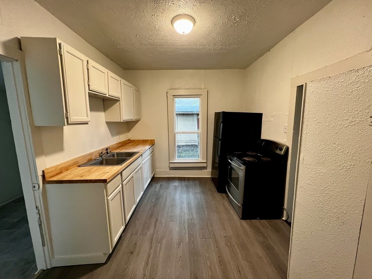 1020 N Clinton St - Photo 5 of 13
