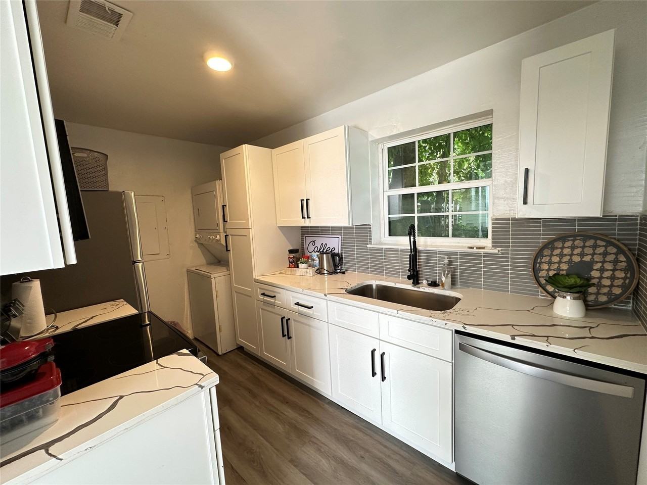 809 W Broadus Ave - Photo 2 of 8