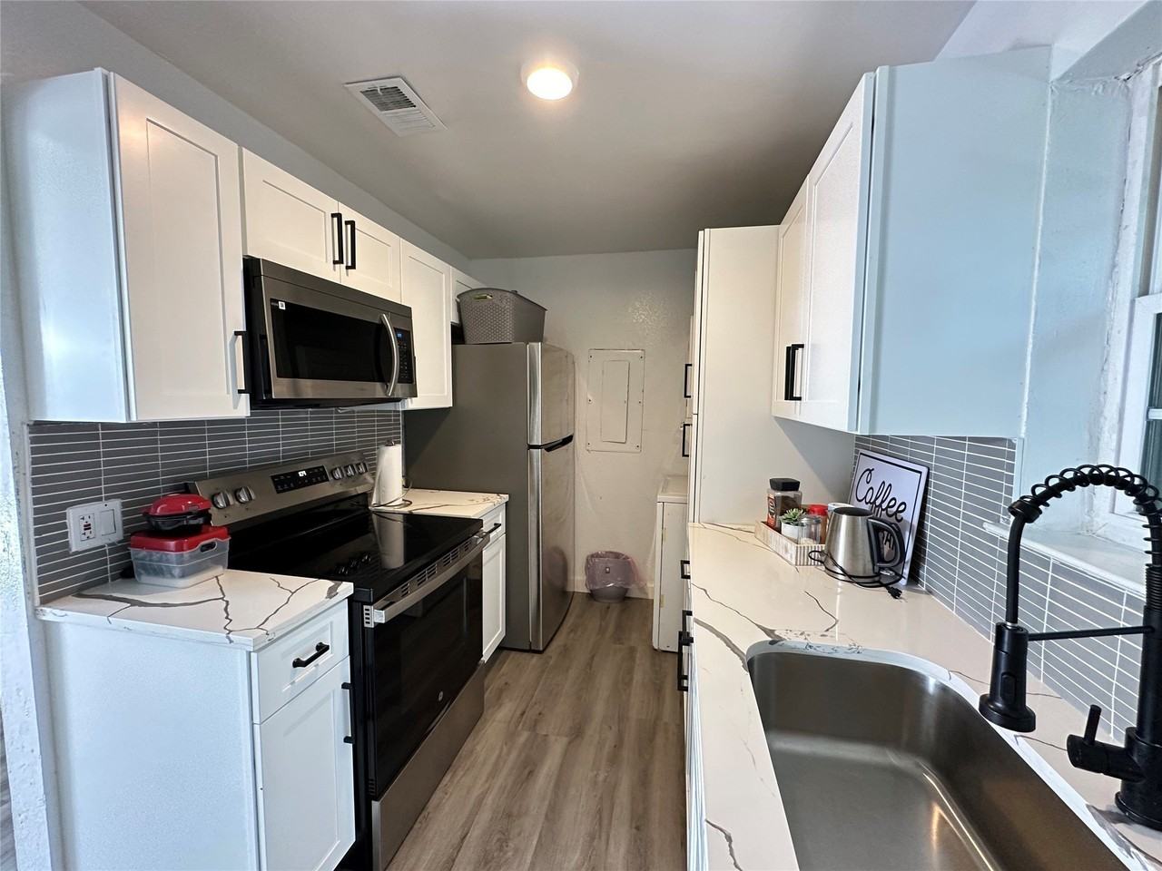 809 W Broadus Ave - Photo 3 of 8