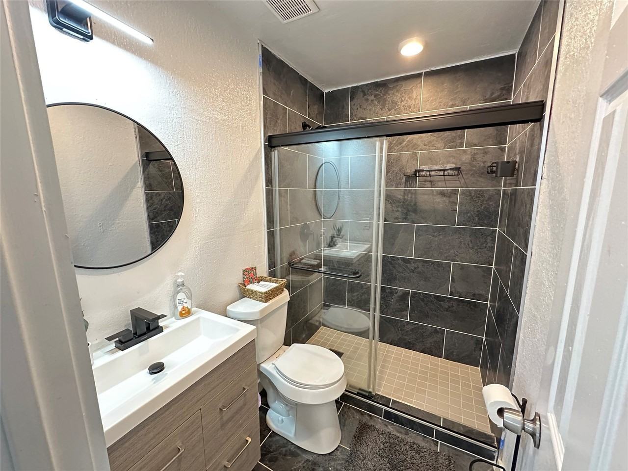809 W Broadus Ave - Photo 4 of 8