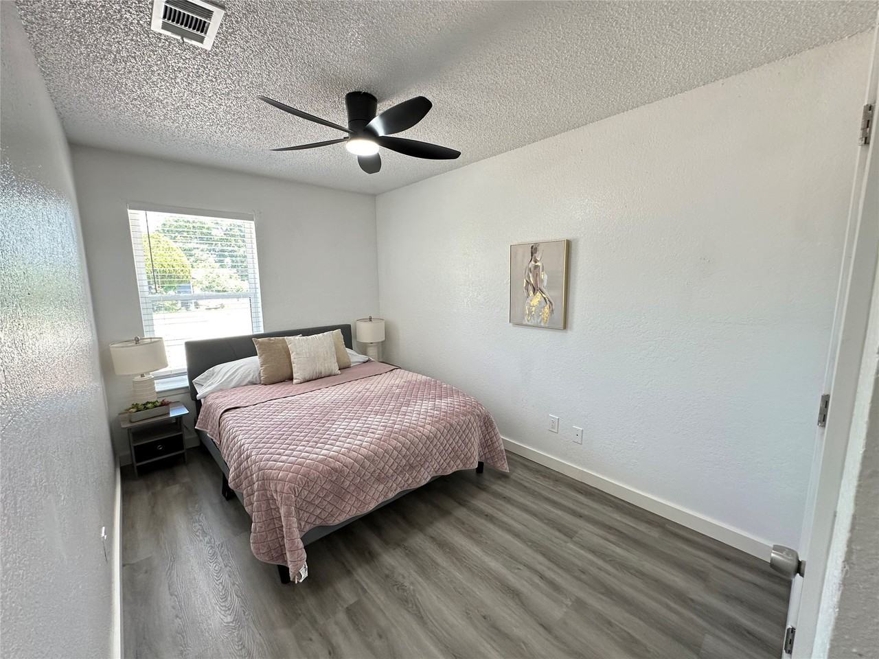 809 W Broadus Ave - Photo 5 of 8