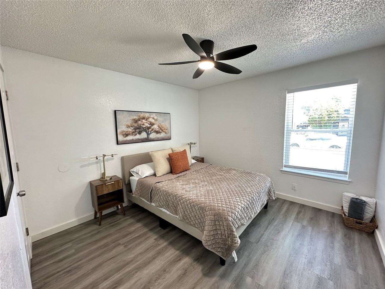 809 W Broadus Ave - Photo 6 of 8