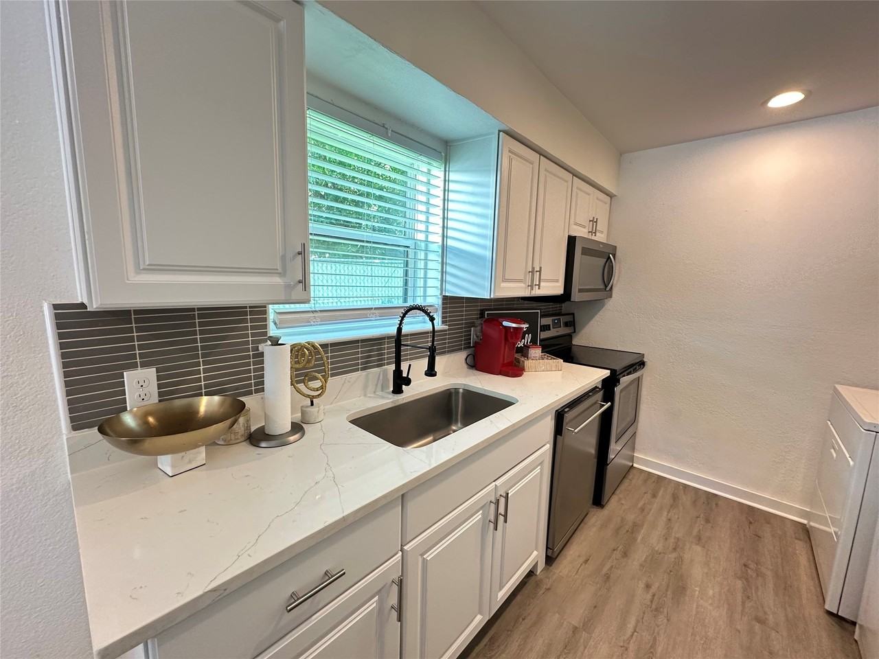 807 W Broadus Ave - Photo 2 of 8
