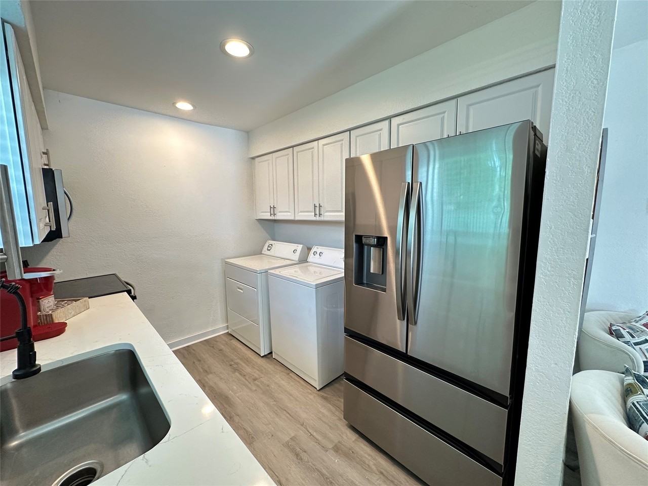 807 W Broadus Ave - Photo 3 of 8