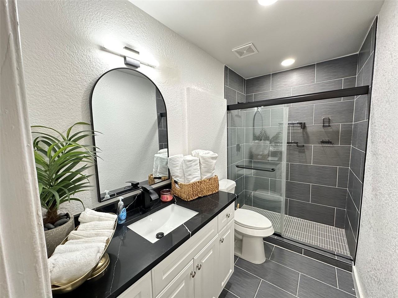 807 W Broadus Ave - Photo 4 of 8