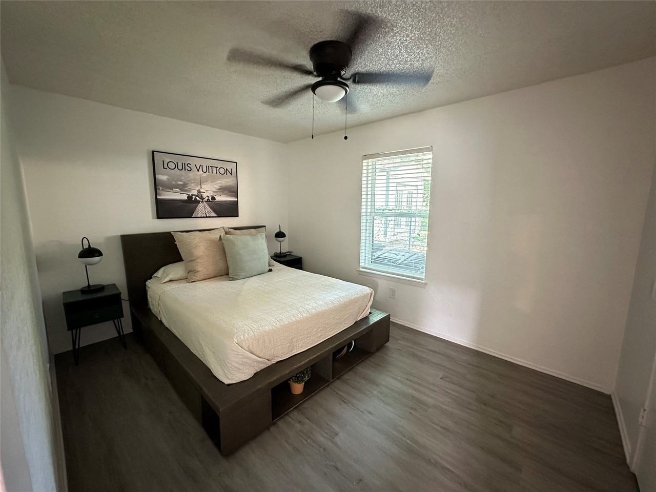 807 W Broadus Ave - Photo 5 of 8