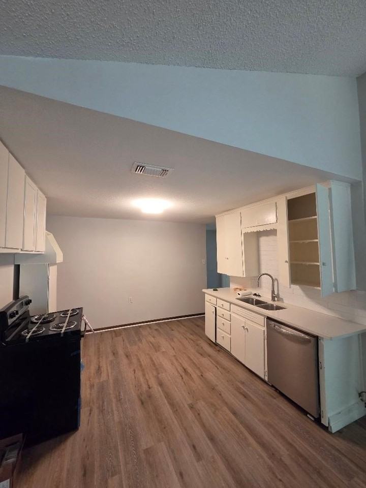8109 Tinsley Ln - Photo 2 of 9