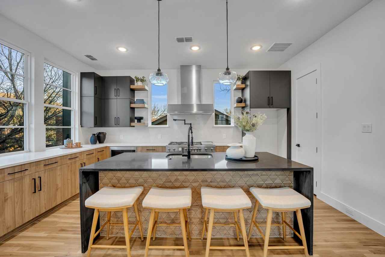 1512 Villars St - Photo 5 of 37