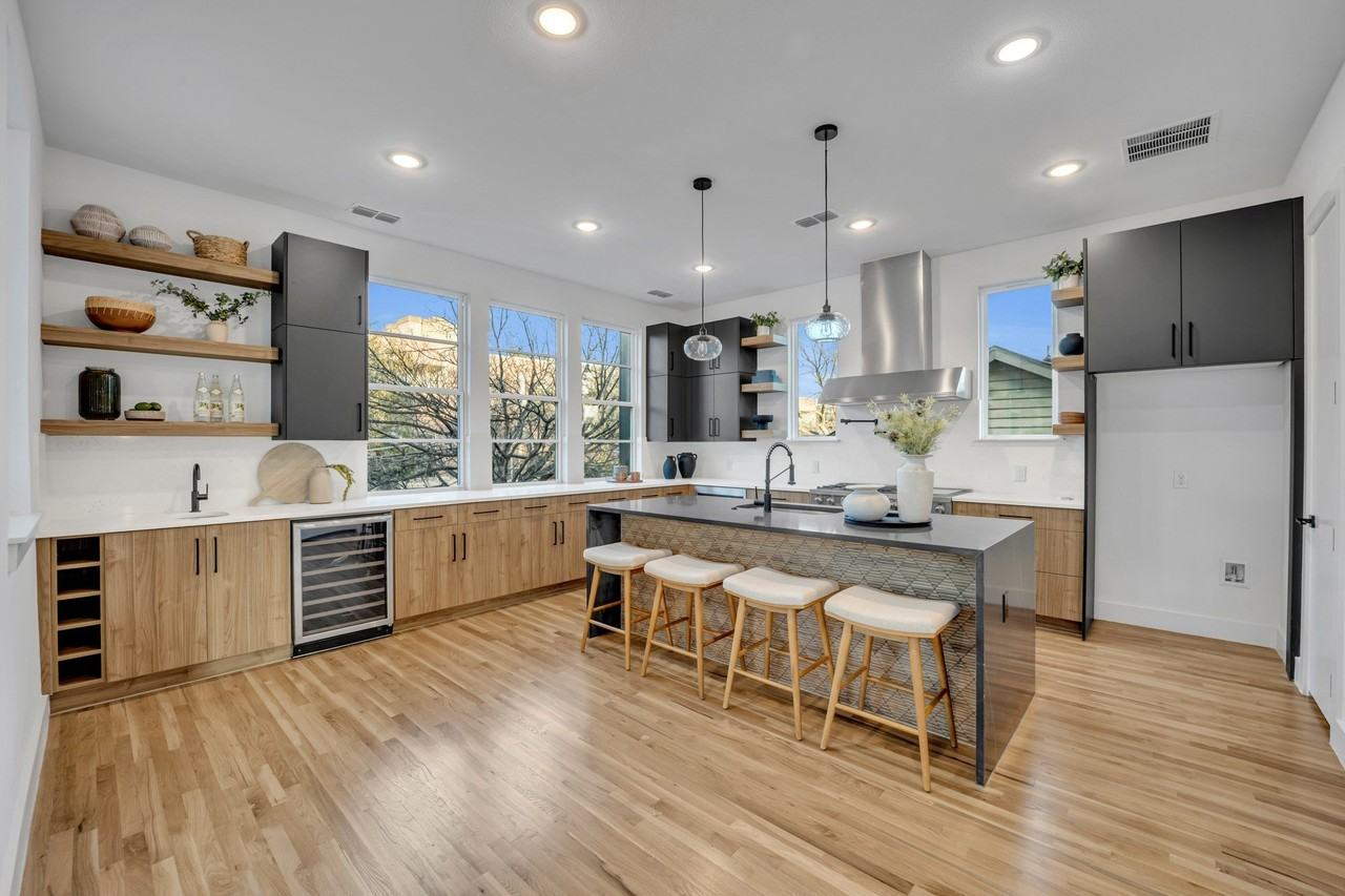 1512 Villars St - Photo 6 of 37