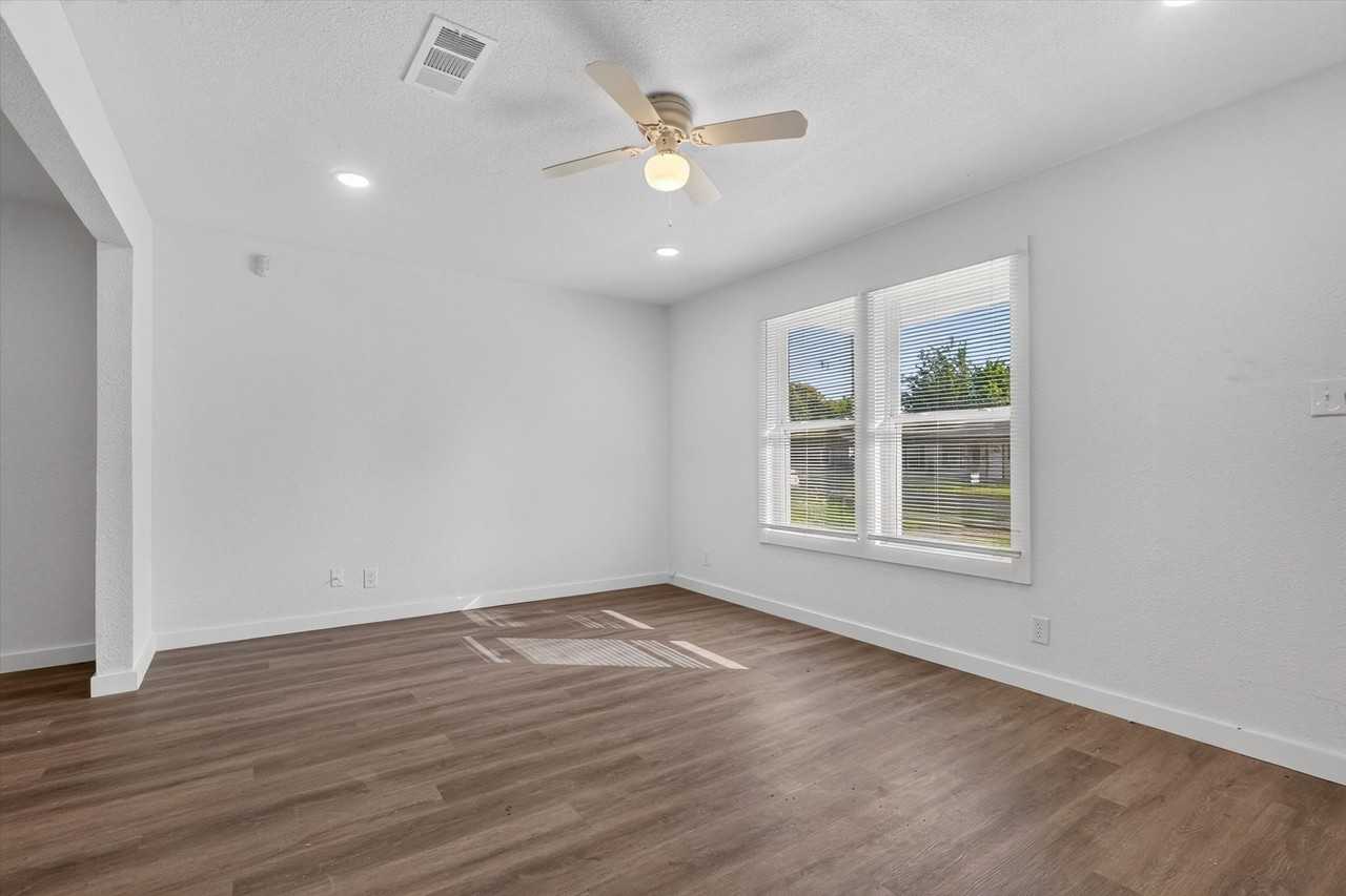 541 Nw King St - Photo 7 of 25