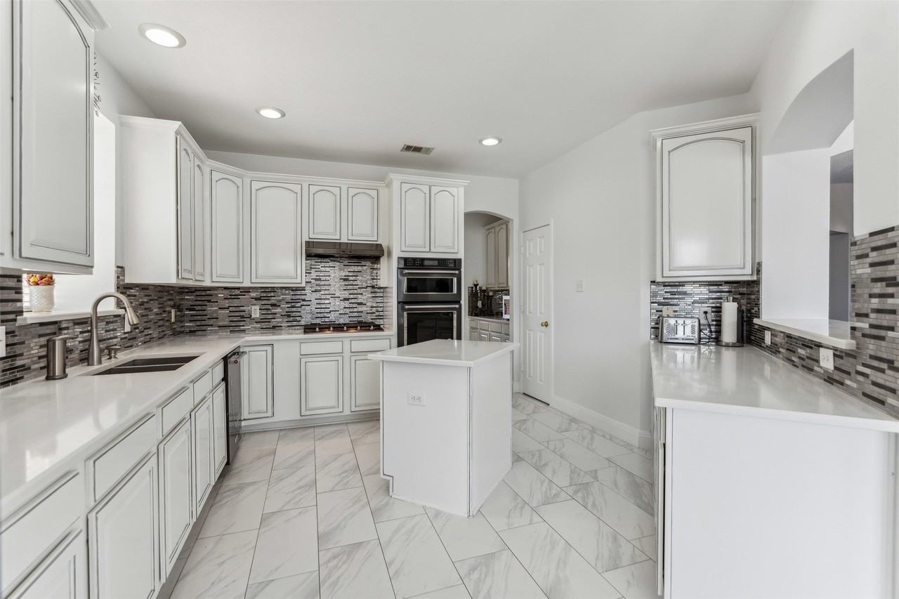 1501 Ector Dr - Photo 4 of 35