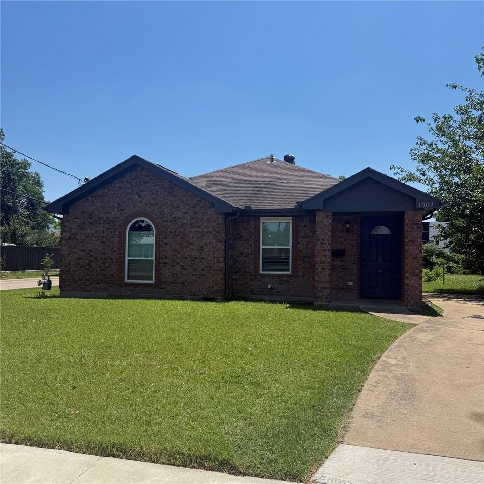 1902 Angelina Dr