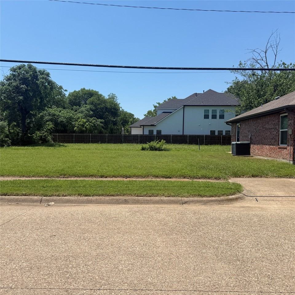 1902 Angelina Dr - Photo 2 of 7