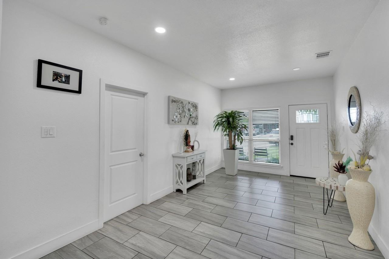 206 E Chico Dr - Photo 4 of 16