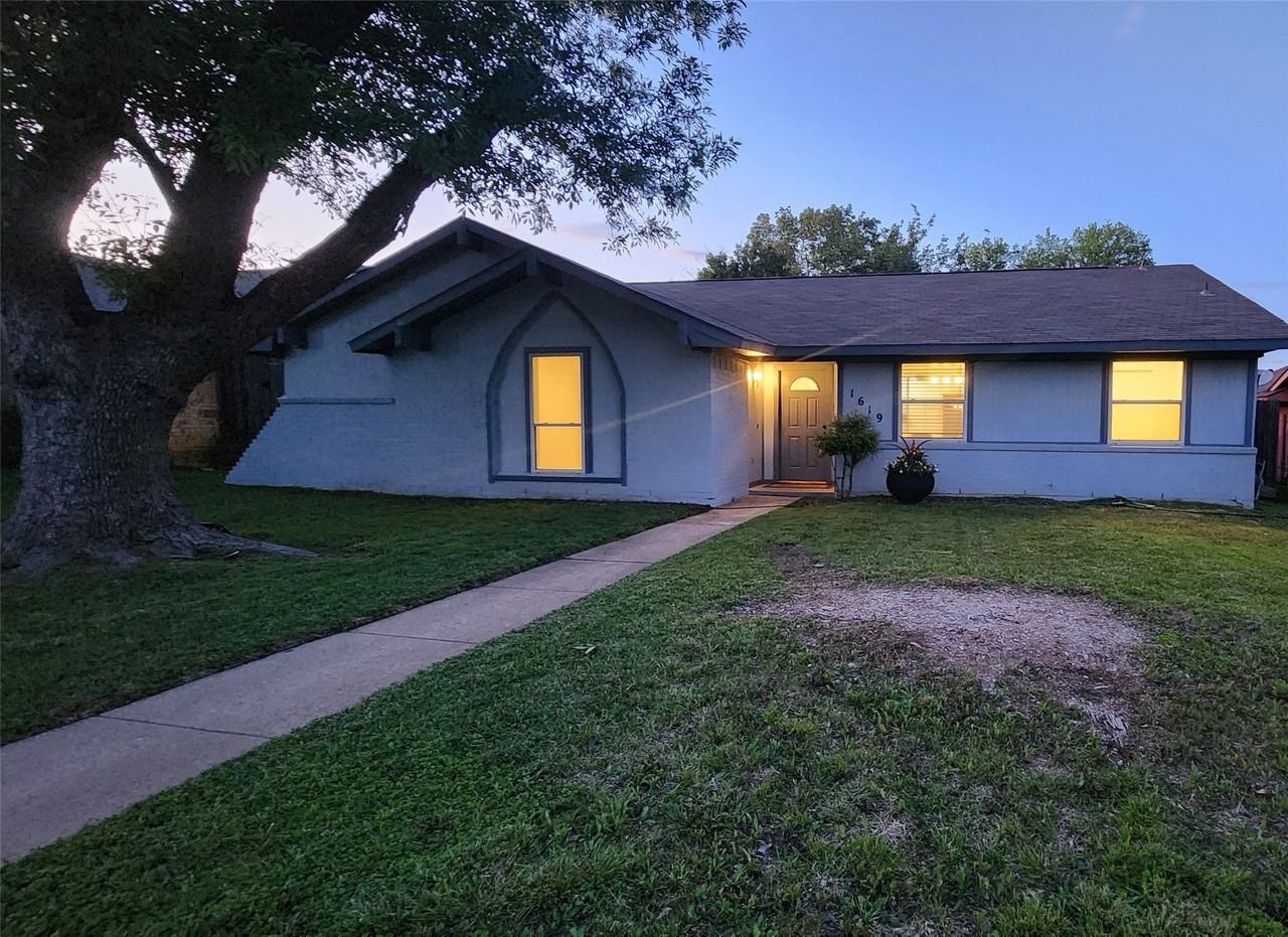 1619 Glenhill Ln - Photo 3 of 39