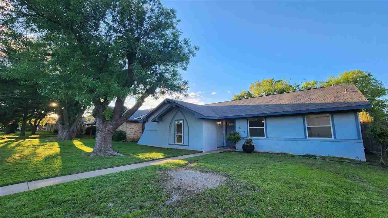 1619 Glenhill Ln - Photo 4 of 39