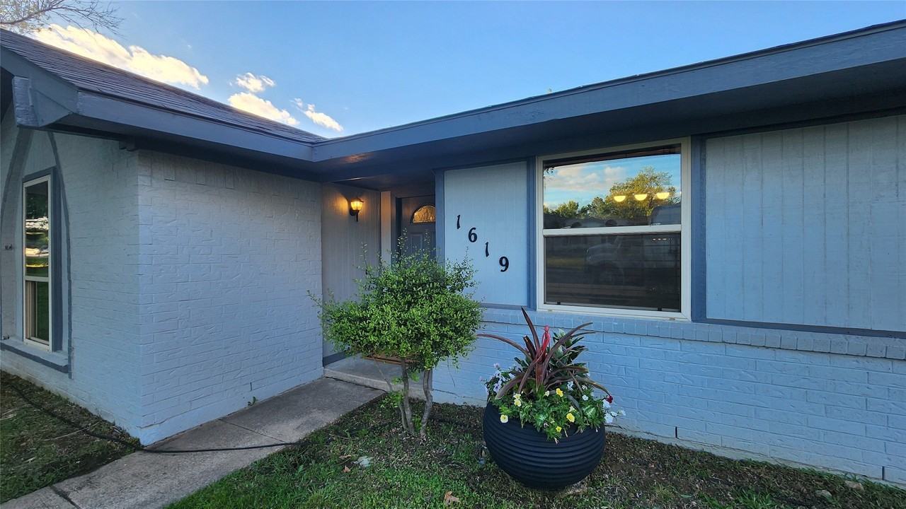 1619 Glenhill Ln - Photo 5 of 39