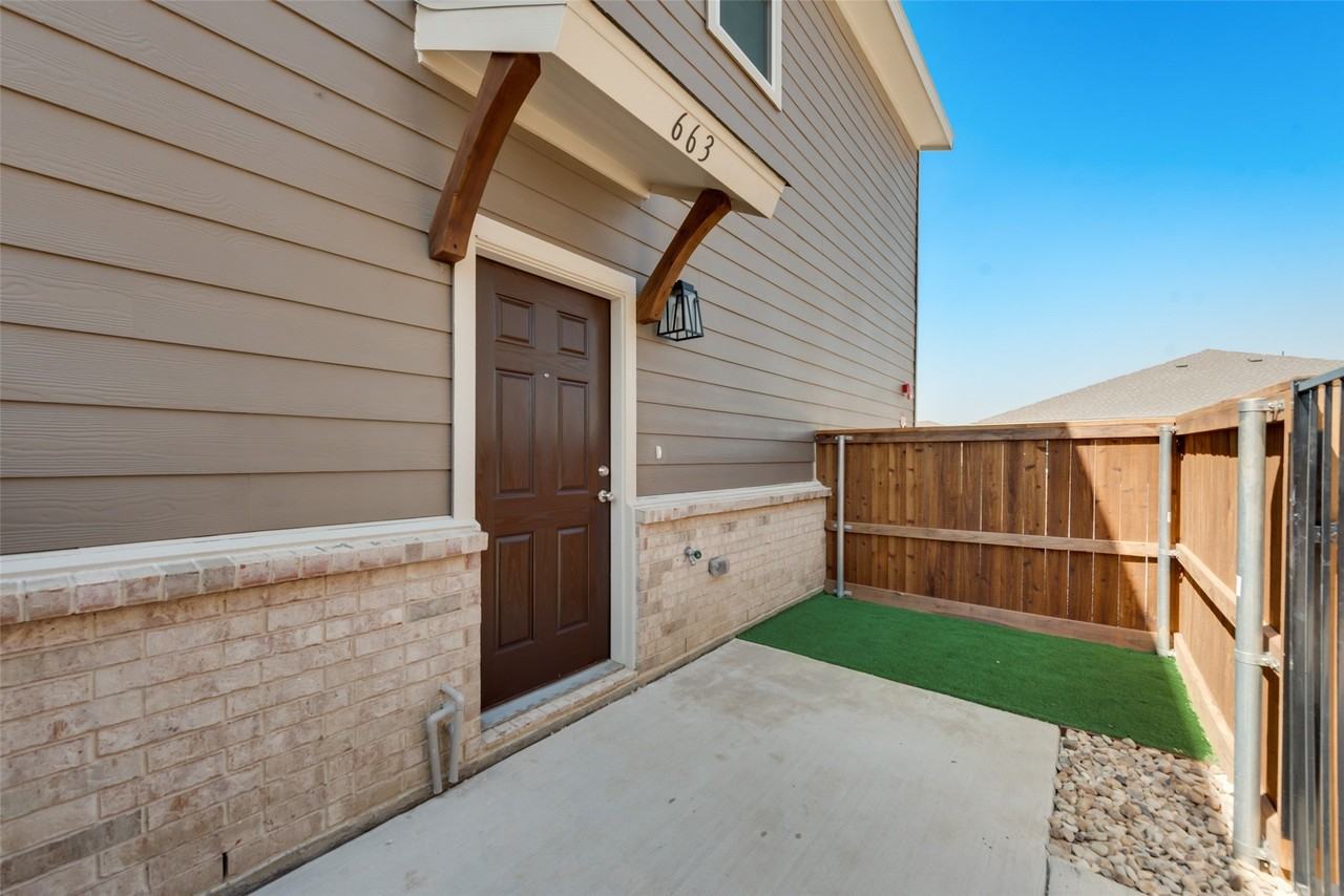 663 Wheatfield Dr - Photo 5 of 20