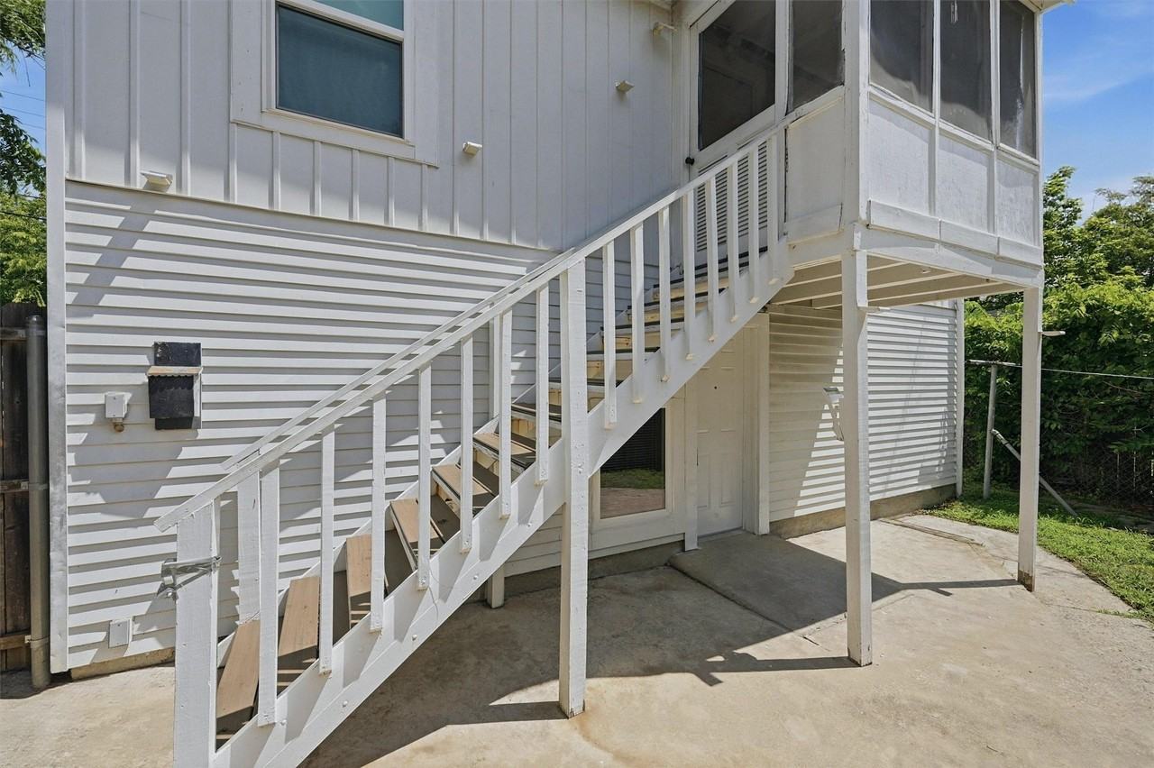 310 S Barrett Ave #101 - Photo 3 of 17