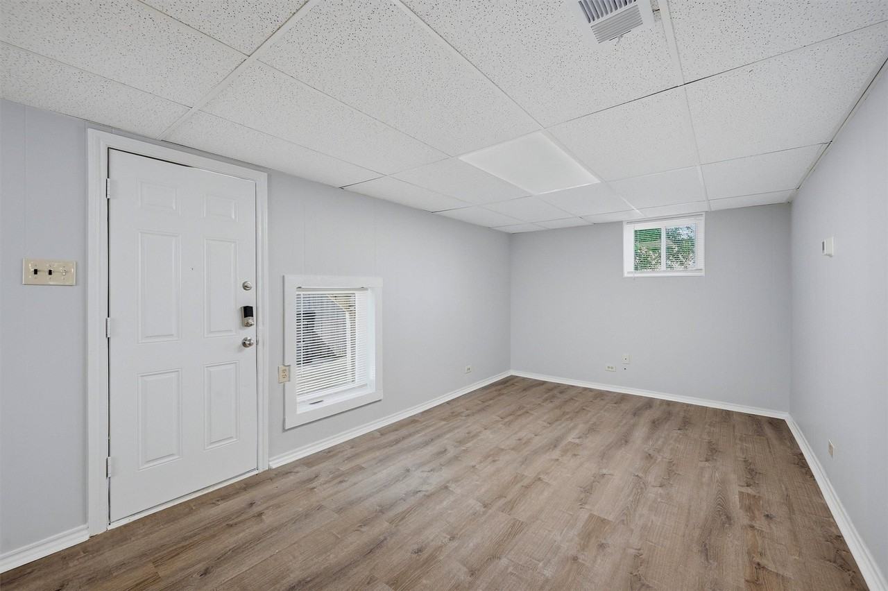 310 S Barrett Ave #101 - Photo 5 of 17