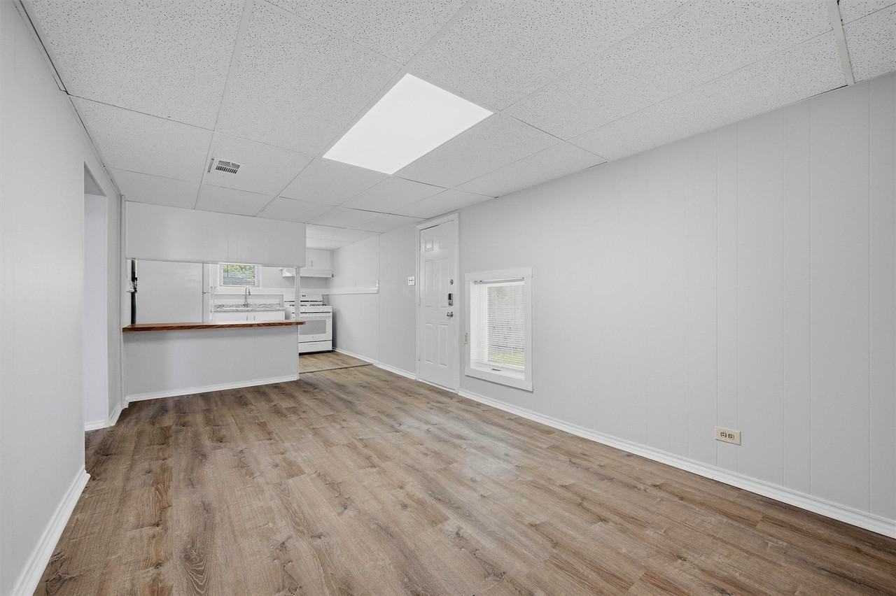 310 S Barrett Ave #101 - Photo 6 of 17
