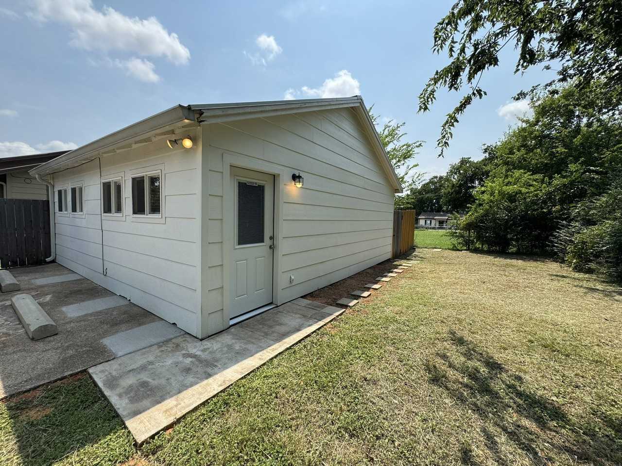 320 W 6th St - Photo 2 of 19