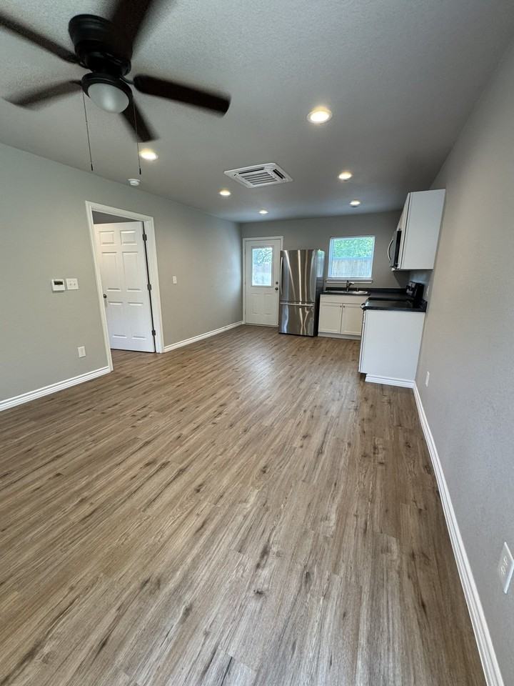 320 W 6th St - Photo 5 of 19