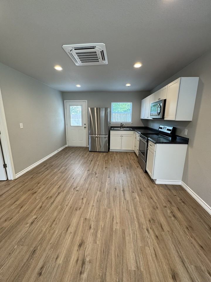 320 W 6th St - Photo 6 of 19