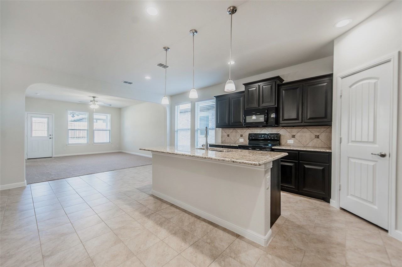 1109 Genola Dr - Photo 2 of 18