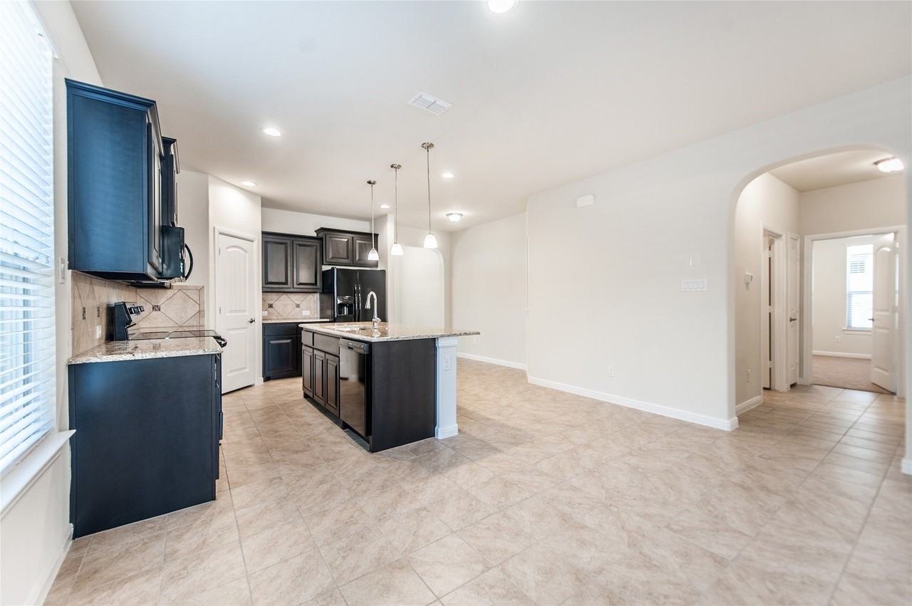1109 Genola Dr - Photo 5 of 18