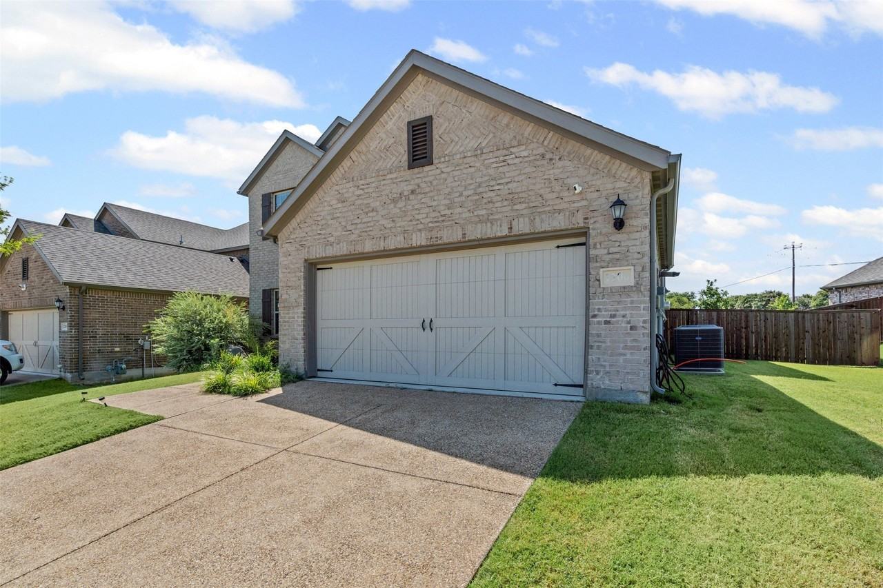1206 Fox Chase Dr - Photo 2 of 33