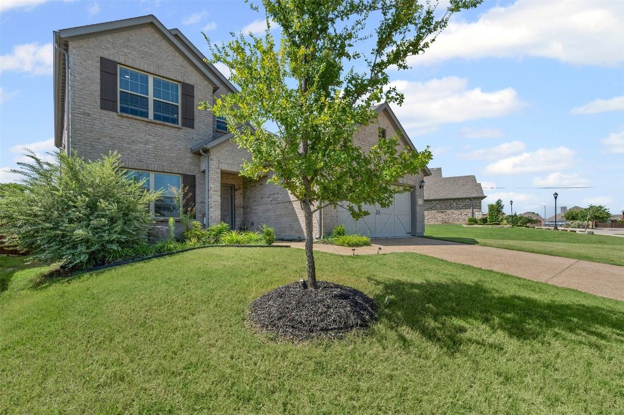 1206 Fox Chase Dr - Photo 3 of 33