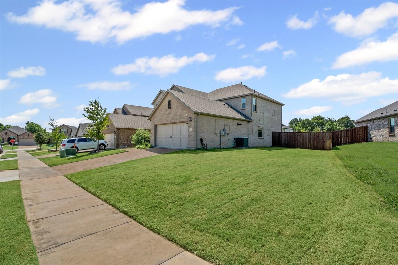 1206 Fox Chase Dr - Photo 4 of 33