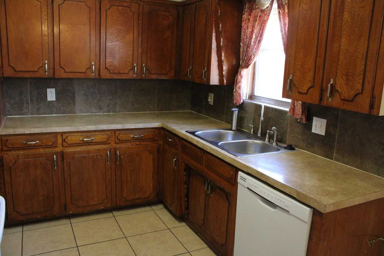 110 E Vanstons St - Photo 4 of 20