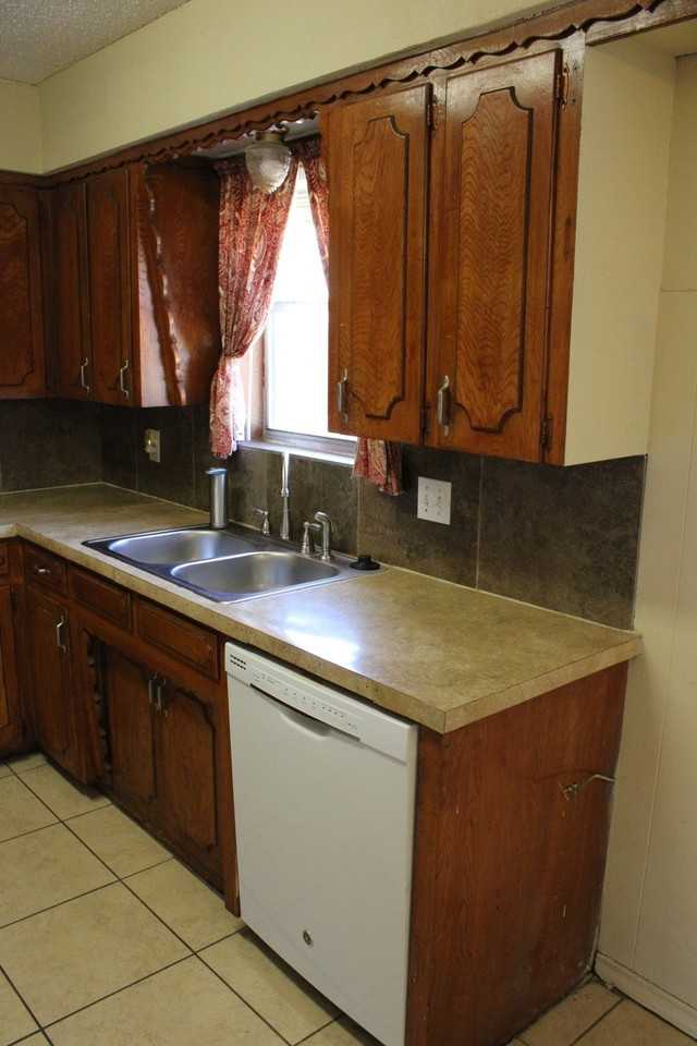 110 E Vanstons St - Photo 5 of 20