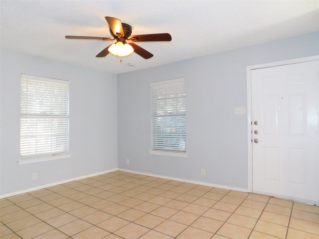 1114 E Mulberry St - Photo 5 of 25