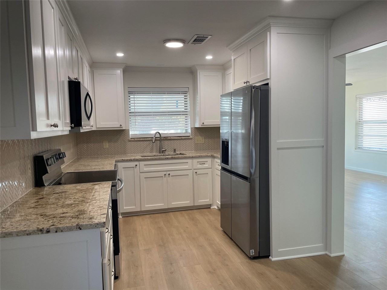 1540 Brumlow Ave - Photo 4 of 23