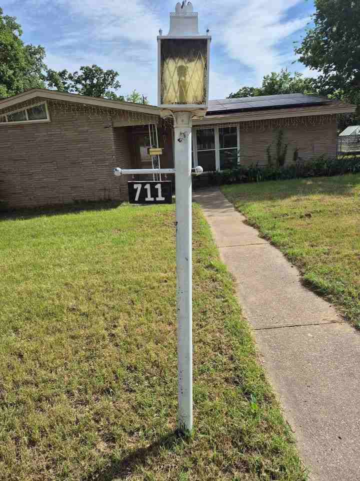 711 Cherry St - Photo 2 of 5