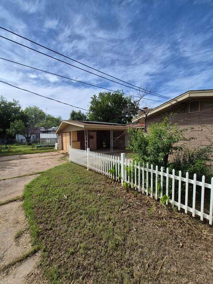 711 Cherry St - Photo 3 of 5