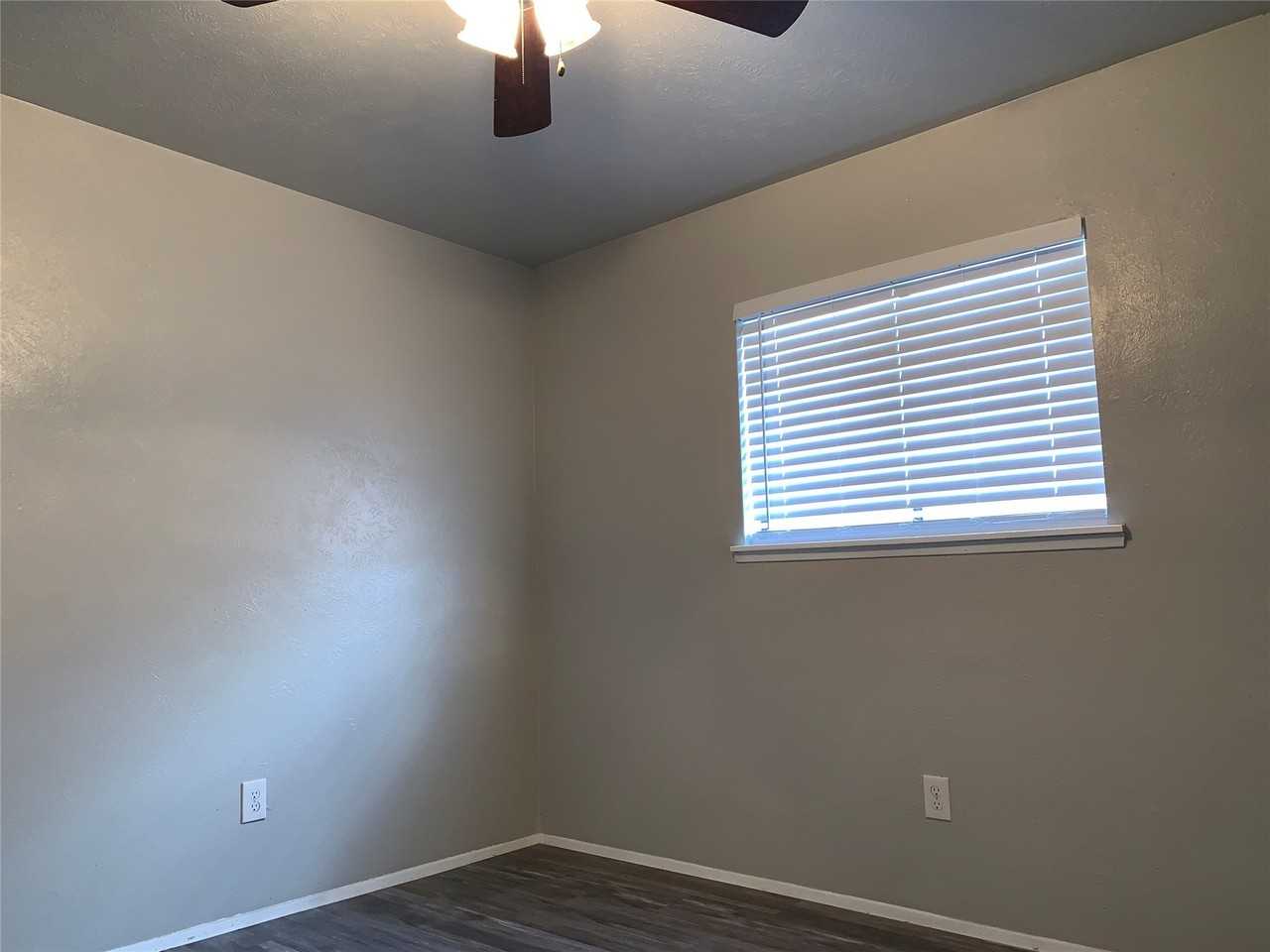 5260 Pruitt Dr - Photo 4 of 18