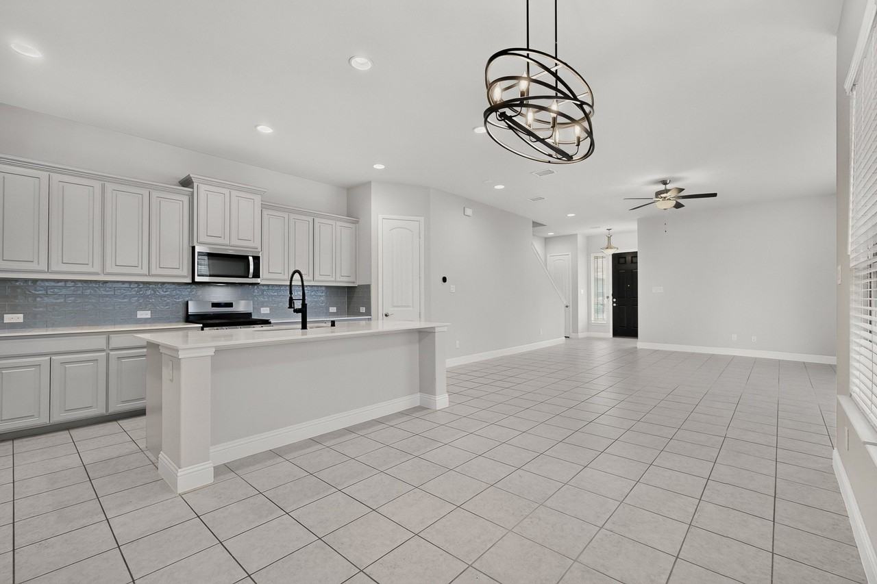 7617 Regal Ln - Photo 7 of 38