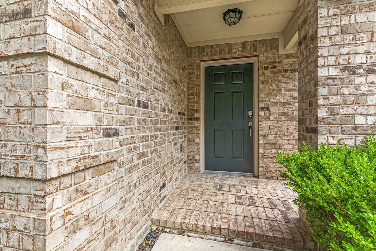 556 Winbridge Ln - Photo 4 of 26