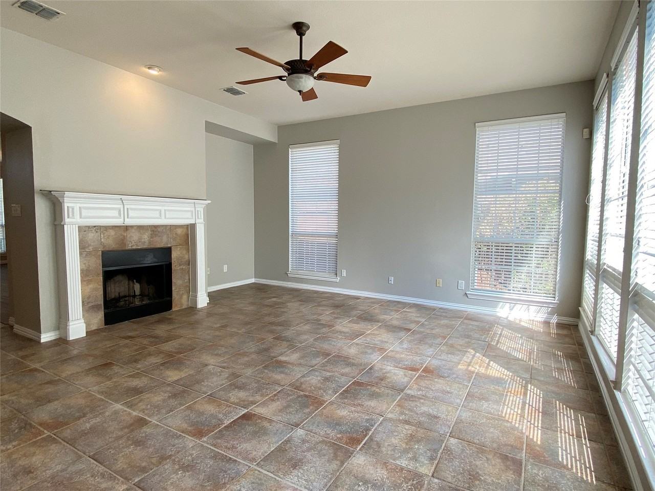 15861 Twin Cove Dr - Photo 4 of 18