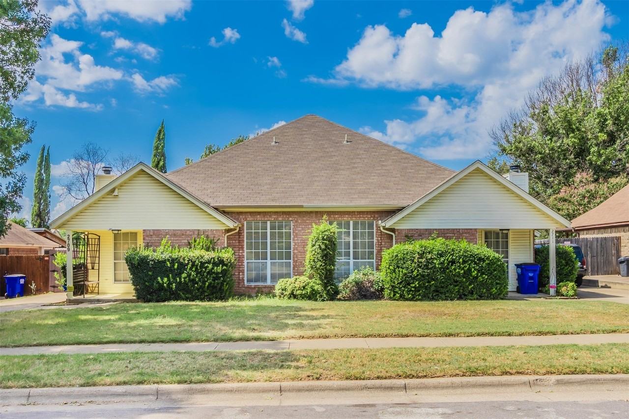 2709 Brittany Dr - Photo 4 of 25
